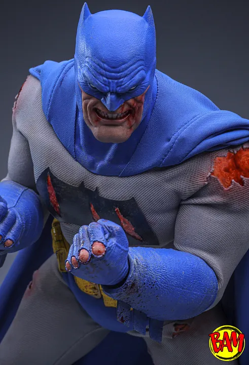 Hot Toys: CMS031 Batman 1/6 Scale Actionfigur (Battle Damaged Version)