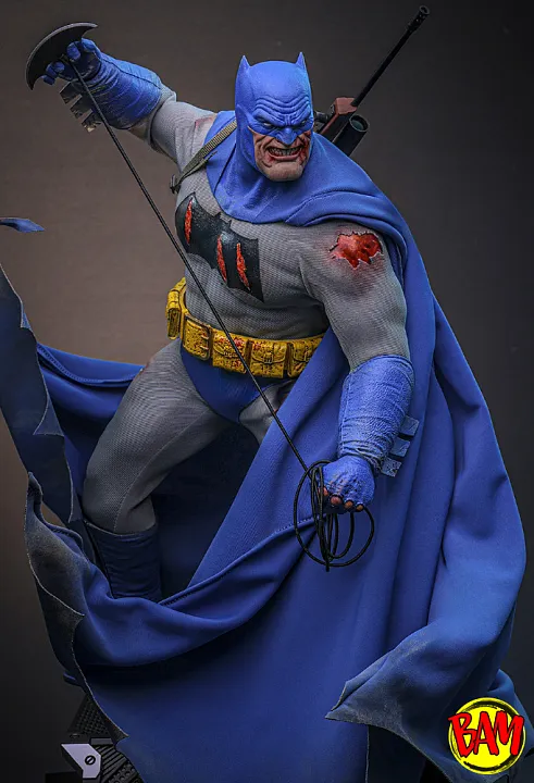 Hot Toys: CMS031 Batman 1/6 Scale Actionfigur (Battle Damaged Version)