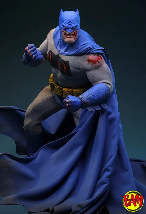 Hot Toys: CMS031 Batman 1/6 Scale Actionfigur (Battle Damaged Version)