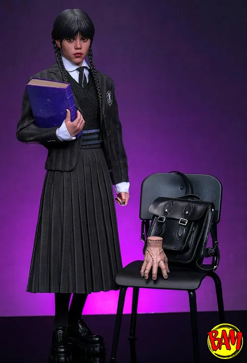 Hot Toys: TMS135 Wednesday Addams 1/6 Scale Actionfigur (Wednesday)