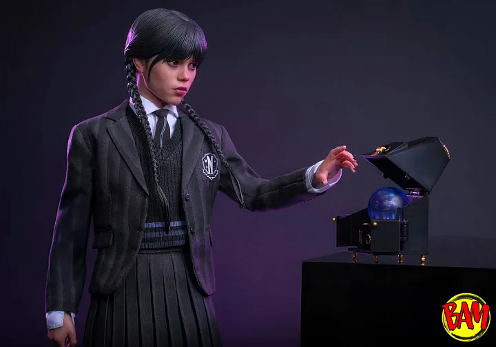 Hot Toys: TMS135 Wednesday Addams 1/6 Scale Actionfigur (Wednesday)