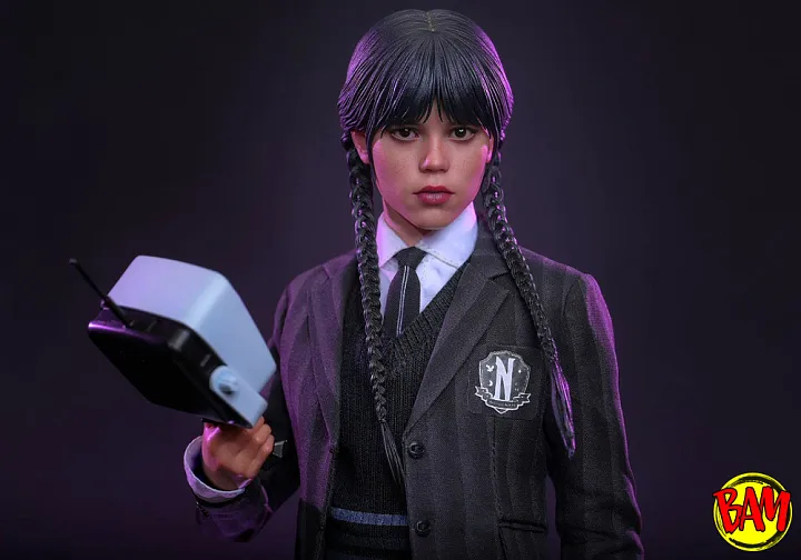 Hot Toys: TMS135 Wednesday Addams 1/6 Scale Actionfigur (Wednesday)