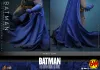 Hot Toys: CMS031 Batman 1/6 Scale Actionfigur (Battle Damaged Version)